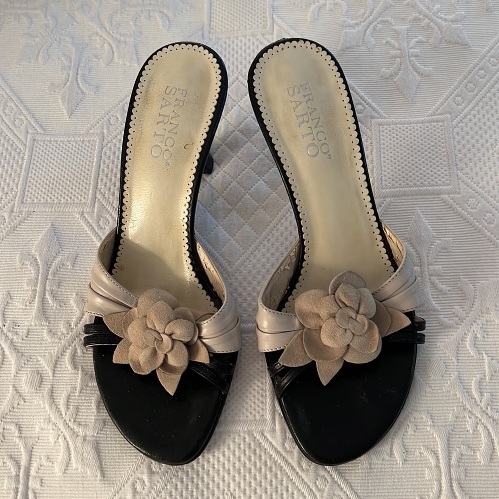 FRANCO SARTO ECRU AND BLACK LEATHER MULES WITH ECRU SUEDE FLOWER ADORNMENT - Picture 2 of 7